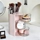 thumbnail image 1 of Organizador de escritorio giratorio con tapa | Soporte giratorio para brochas de maquillaje y lápices | Almacenamiento cubierto para cosméticos, artículos de papelería y objetos pequeños, 1 of 8