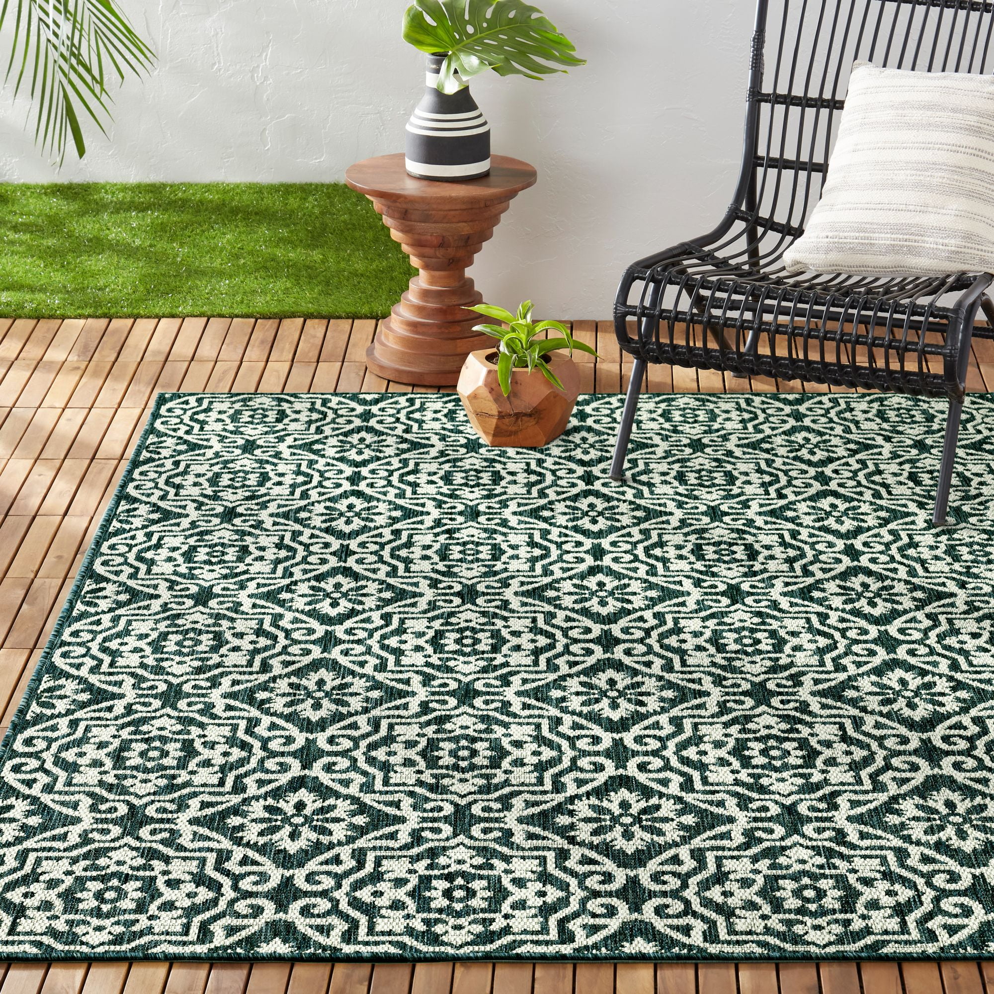Nicole Miller New York Patio Country Danica Transitional Geometric Indoor/Outdoor Area Rug, Blue/White, 5'2"x7'2"