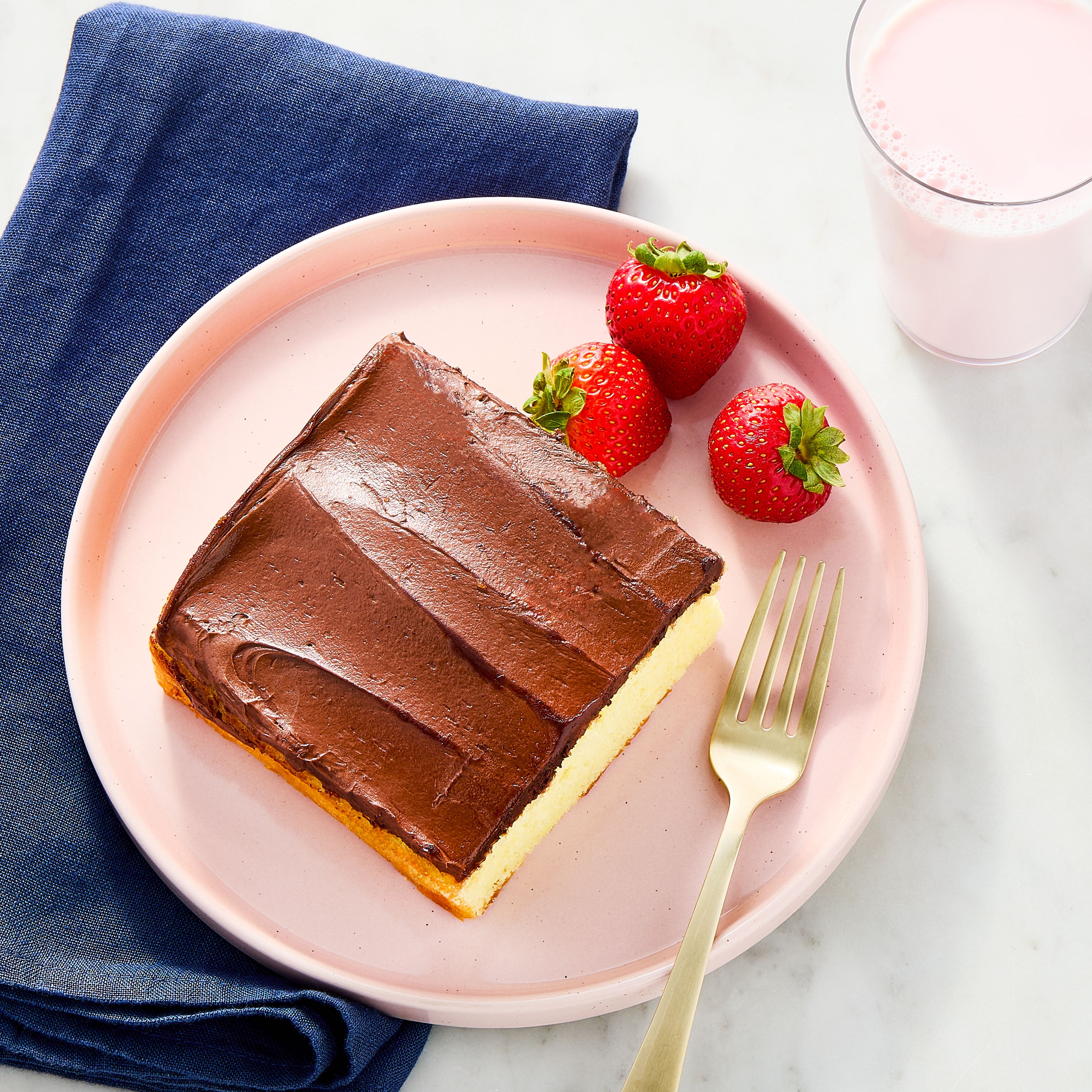 Freshness Guaranteed Yellow Cake Square, Chocolate Icing, Serves 2, 6oz (Refrigerated Cakes)