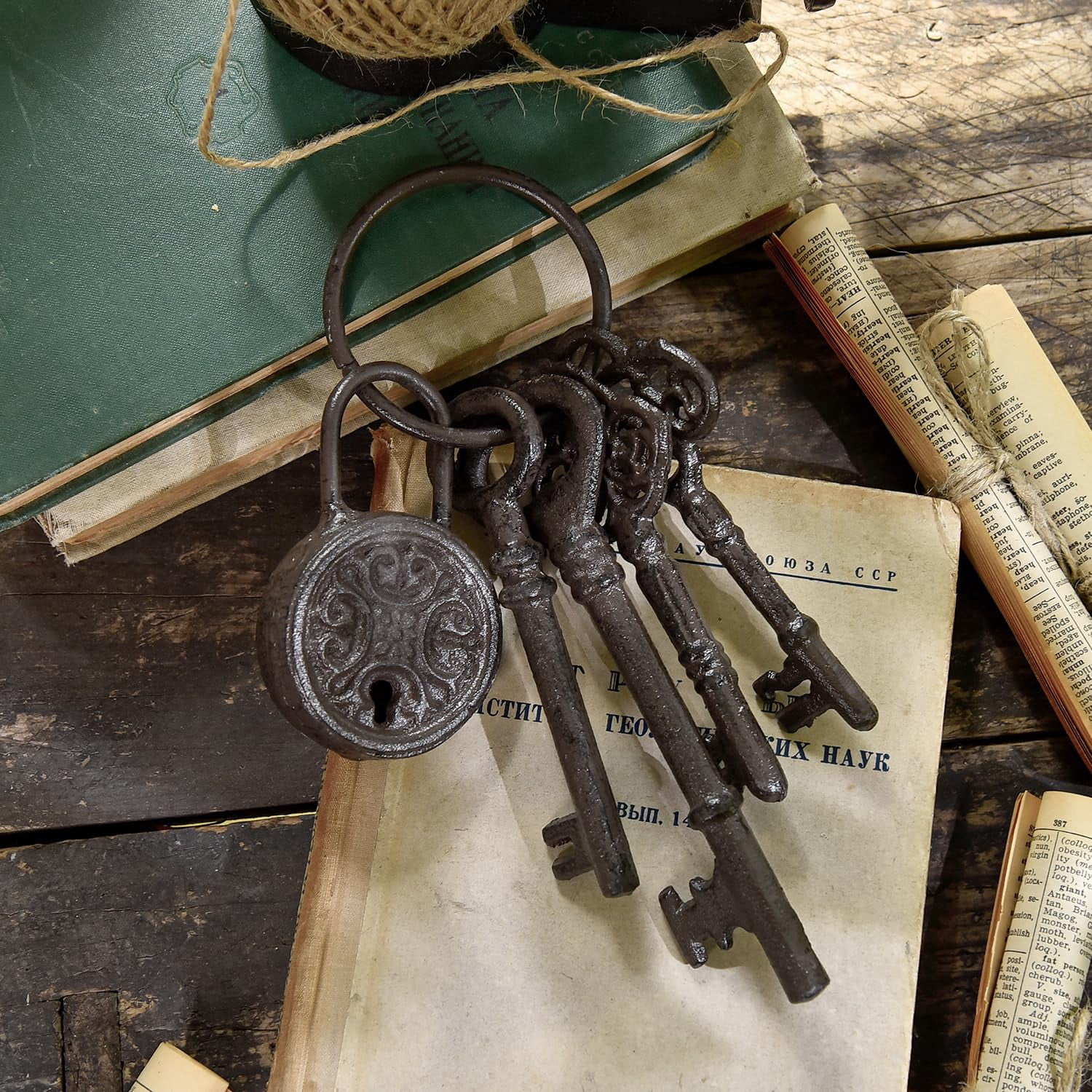 Sungmor Cast Iron Skeleton Keys, Old Fashioned Pirate Treasure Chest Keys Set, Antique Style Keyring Props Keys Halloween Decor, Decorative Keys for Home Garden