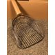 thumbnail image 4 of Cuchara para arena para gatos de acero inoxidable con soporte, pala profunda para gatitos con colgador autoadhesivo, pala para arena de tamizado rápido con mango de haya, 4 of 5
