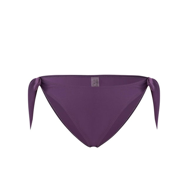 Traje de baño de mujer tipo bikini con pantalones cortos.