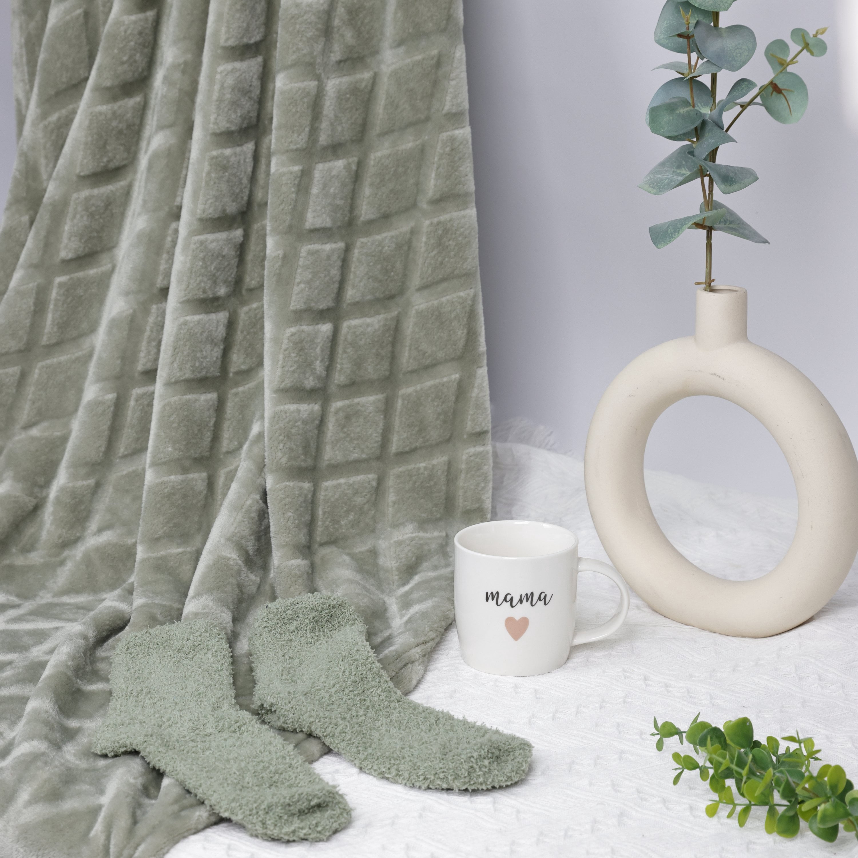 Hometrends Mother’s Day Cozy Gift Set Green – Blanket, Socks & Mug