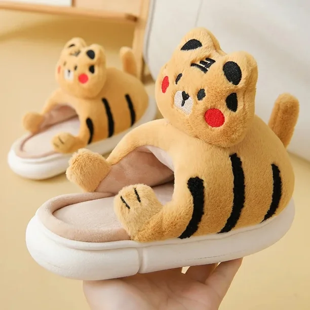 Zapatillas de algodón de invierno para mujer, suela suave, zapatos de felpa cálidos y gruesos, novedad de 2024, lindos zapatos casuales de interior para el hogar con dibujos de tigres pequeños