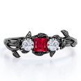 thumbnail image 1 of JeenMata Anillo de Compromiso de Tres Piedras de Rubí y Moissanita de Corte Princesa Creado en Laboratorio de 1 TCW Inspirado en la Naturaleza en Baño de Oro Negro de 18 K sobre Plata, 1 of 5