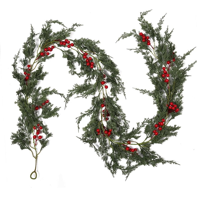 Guirlande de Noël 6 Pieds Cèdre Artificiel Pin Guirlande Réaliste Verdure d'Hiver avec Baies Rouges Guirlande pour Fête de Noël Table Murale Décoration Intérieure Extérieure Hiver