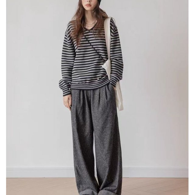 Suéter a rayas en contraste para mujer 2024 Otoño e invierno diseño de gama alta con cuello en V camisa de fondo de punto suelta top de manga larga para mujer