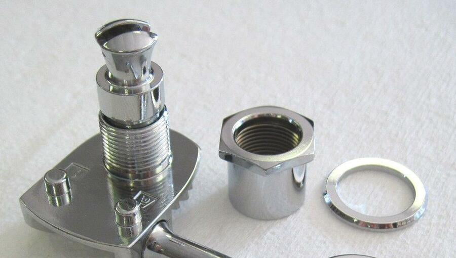 Fender® Deluxe Bass Tuners~Chrome~Fluted Shafts~J & P Bass~0992006000~Brand New