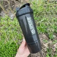 thumbnail image 2 of Botella mezcladora de 3 capas para mezclar proteínas, vaso para agua para deportes y fitness, botellas de agua de plástico a escala de 550 ml con caja para medicamentos, 2 of 6