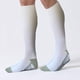 thumbnail image 4 of Dinheiro Calcetines de compresión para correr de 20 a 30 mmHg, calcetines de compresión para hombres y mujeres, color blanco, 4 of 5