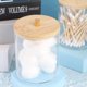 thumbnail image 3 of Porta hisopos de algodón para tocador de baño, recipiente de plástico transparente con tapa de bambú, dispensador a prueba de polvo para hisopos, bolas, almohadillas, hilo dental y más, incluye tapas, 3 of 7