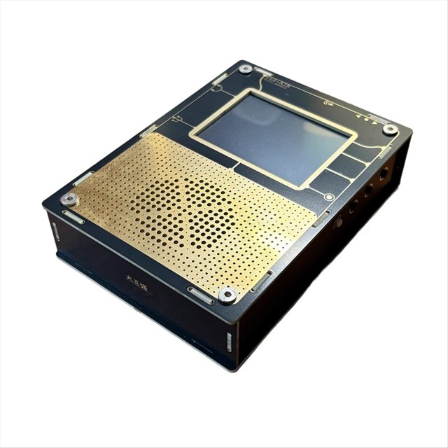 radio tef6686 de banda //am/dxfm/air con pantalla táctil. admite actualizaciones de firmware, vista 3/4 inclinada del dispositivo de palma con carcasa metálica oscura, rejilla perforada dorada del altavoz, pantalla táctil rectangular apagada, tornillos expuestos y puertos laterales. batería 6000 mAh; compatible con mono/estéreo y bandas larga, media, corta, FM y aviación; suele usarse también para escuchar transmisiones en viaje.