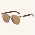 thumbnail image 4 of Lunettes Rétro Tendance à Forme Carrée - Verres Polarisés, Accents de Clous, Design Style de Rue - Parfaites pour Femmes et Hommes, Conduite Extérieure, Voyages et Tenue Décontractée, 4 of 5