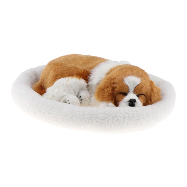 adorno perro de peluche suave zulema decoración para el hogar regalo blanco amarillo simulación, cachorro de felpa marrón y blanco en vista 3/4 acostado sobre cojín redondo blanco de felpa; pelaje sintético, ojos y hocico cosidos, compartimento de baterías bajo el vientre para efecto de respiración; tamaño aprox. 26 x 18 x 10 cm y cojín 32 x 27 cm; también apto como adorno para auto o regalo decorativo.