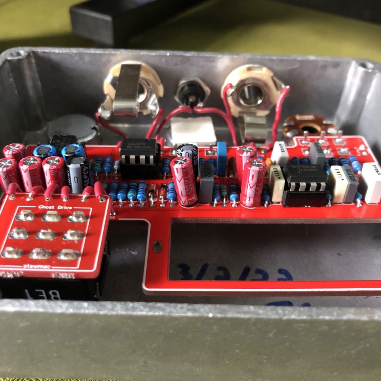 StewMac Ghost Drive Pedal DIY Build Your Own Overdrive Kit, With White Enclosure, Based on the Klon Centaur 12254-W