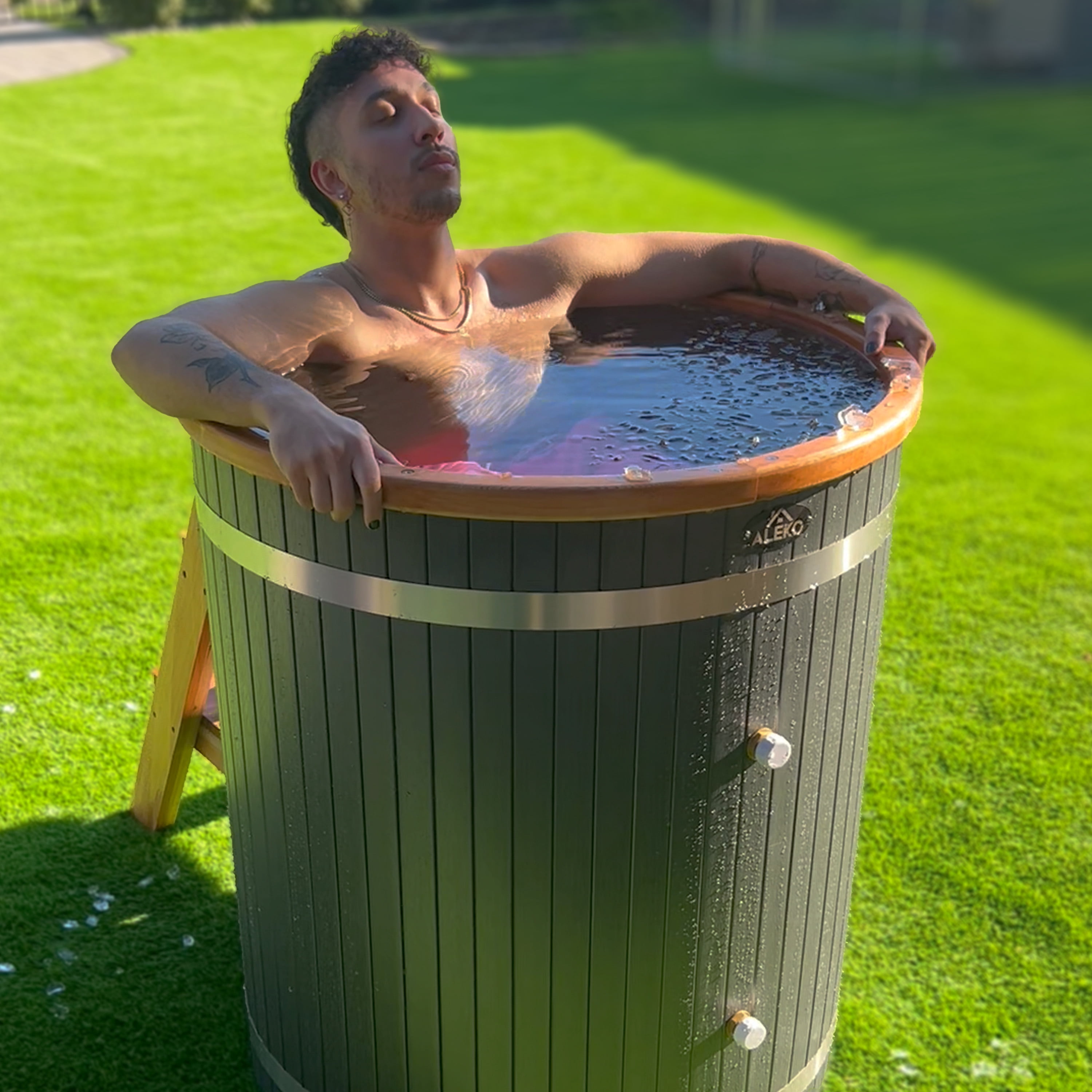 ALEKO Cold Therapy 1 Person Ice Bath 118 Gallon Cold Plunge 37.5" x 33.25"