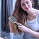 thumbnail image 5 of Un peine curvo ancho y ventilado, un cepillo que separa el cabello y elimina los enredos., 5 of 6