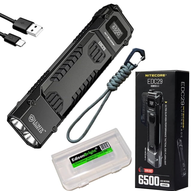 linterna nitecore edc29 de 6500 lúmenes recargable por usb Linterna táctica de cuerpo plano en vista 3/4 inclinada, negra con revestimiento PVD, pantalla OLED superior que muestra nivel de brillo, doble LED UHi con reflector, doble interruptor de cola, clip y cordón; se muestran cable USB-C, estuche EdisonBright y caja. Ideal para búsqueda y uso táctico; también adecuada como luz de trabajo portátil.