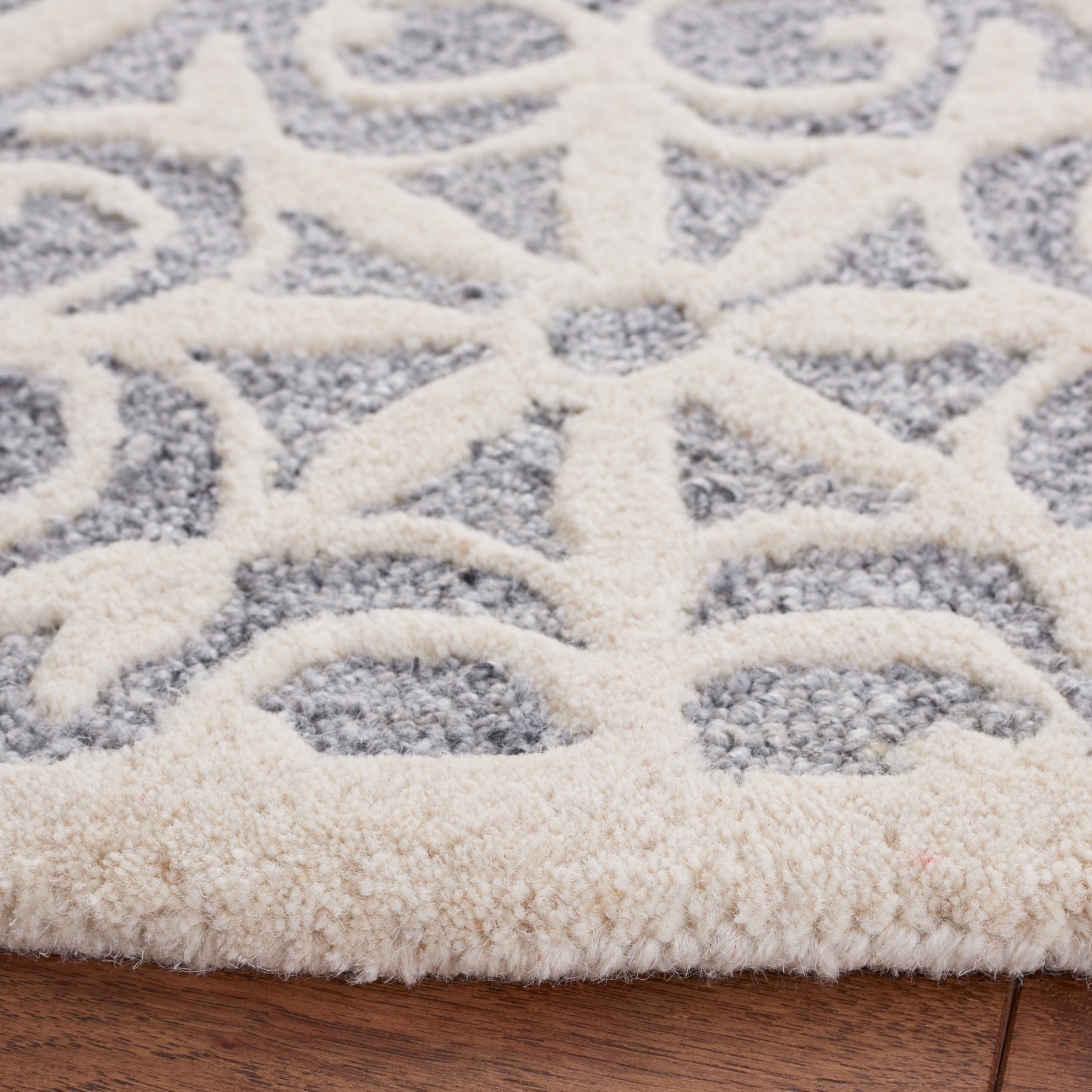 SAFAVIEH Metro Phipp Medallion Area Rug, Light Blue/Ivory, 6' x 6' Round