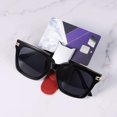 thumbnail image 4 of (2 unidades, rojo) Soporte universal para gafas de coche, clip de cuero para gafas de sol y clip para tarjetero Rojo Verde, 4 of 5