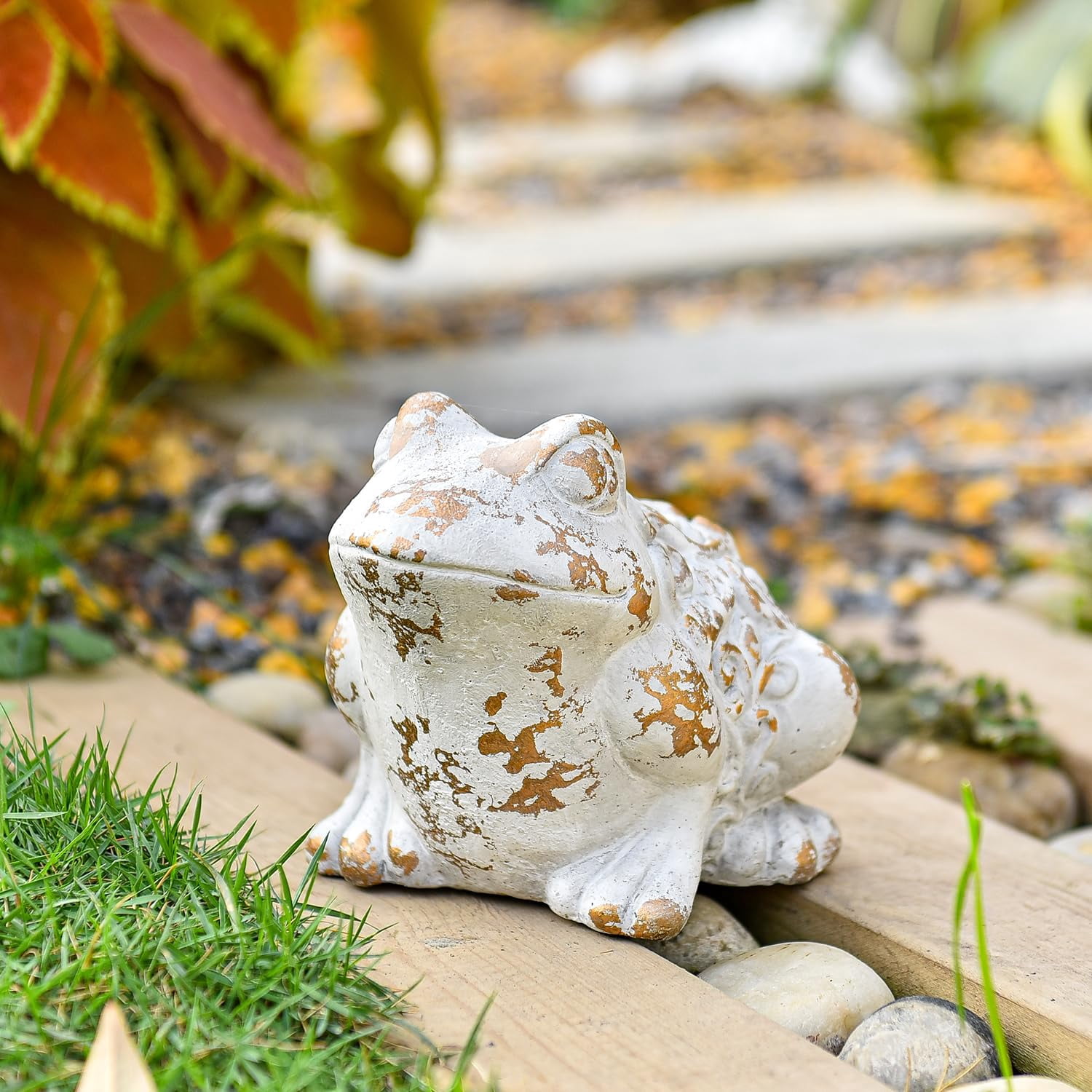 Sungmor Frog Figurine Garden Decor, Cement Frog Statue for Patio Yard Lawn Ornament, Indoor Outdoor Large Stone Frog Decorations Statue, Funny Animal Sculpture Gardening Gift