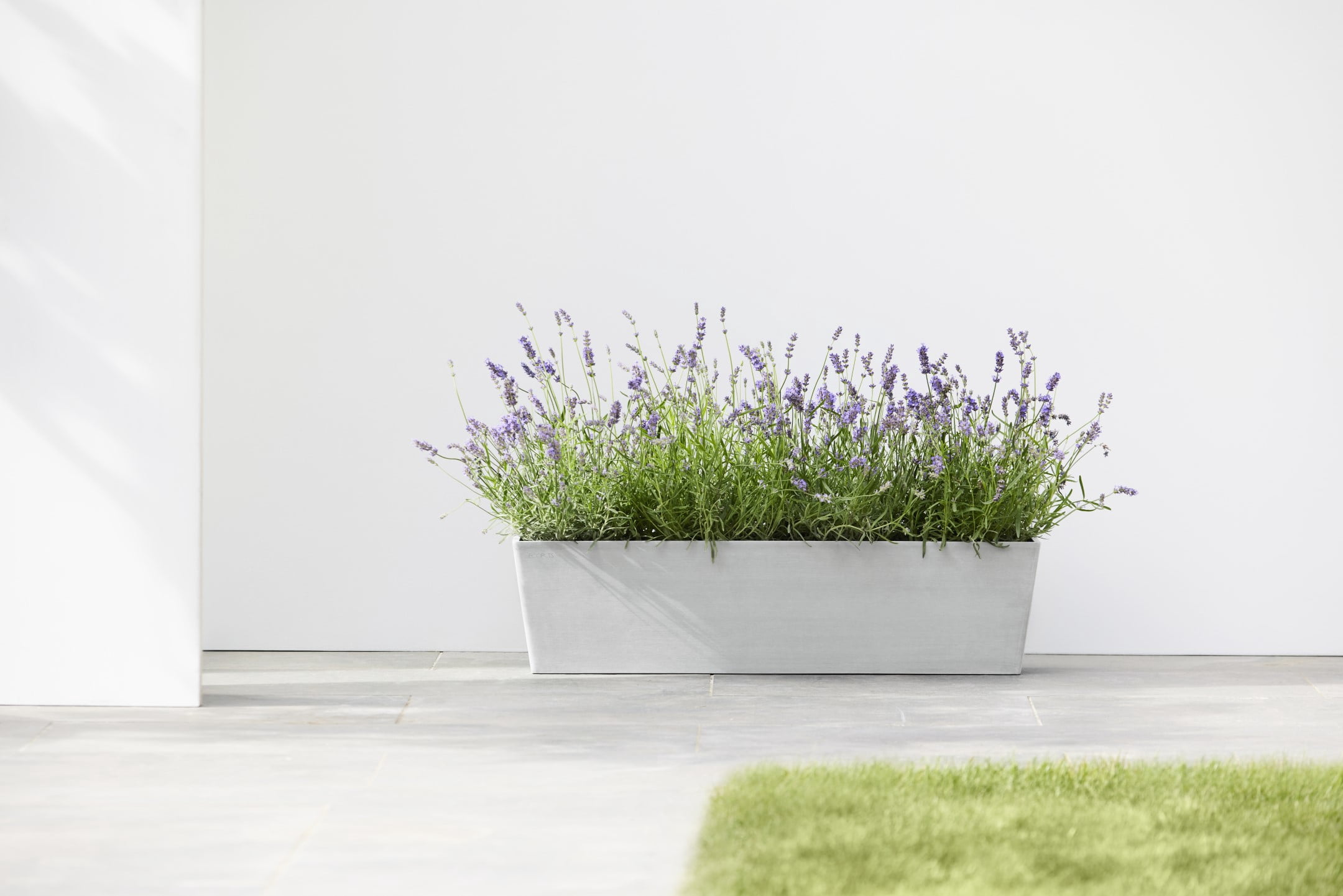 Ecopots Bruges Durable Modern Rectangular Indoor/Outdoor Recycled Based Composite Flower Pot Planter, White Grey, 31.5"