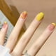 thumbnail image 4 of Uñas falsas francesas cortas lindas flores prensadas sobre las uñas acrílicas amarillas cuadradas cubiertas completas uñas postizas compatibles con mujeres y niñas 24 uds. Afortunado Sencillez, 4 of 5