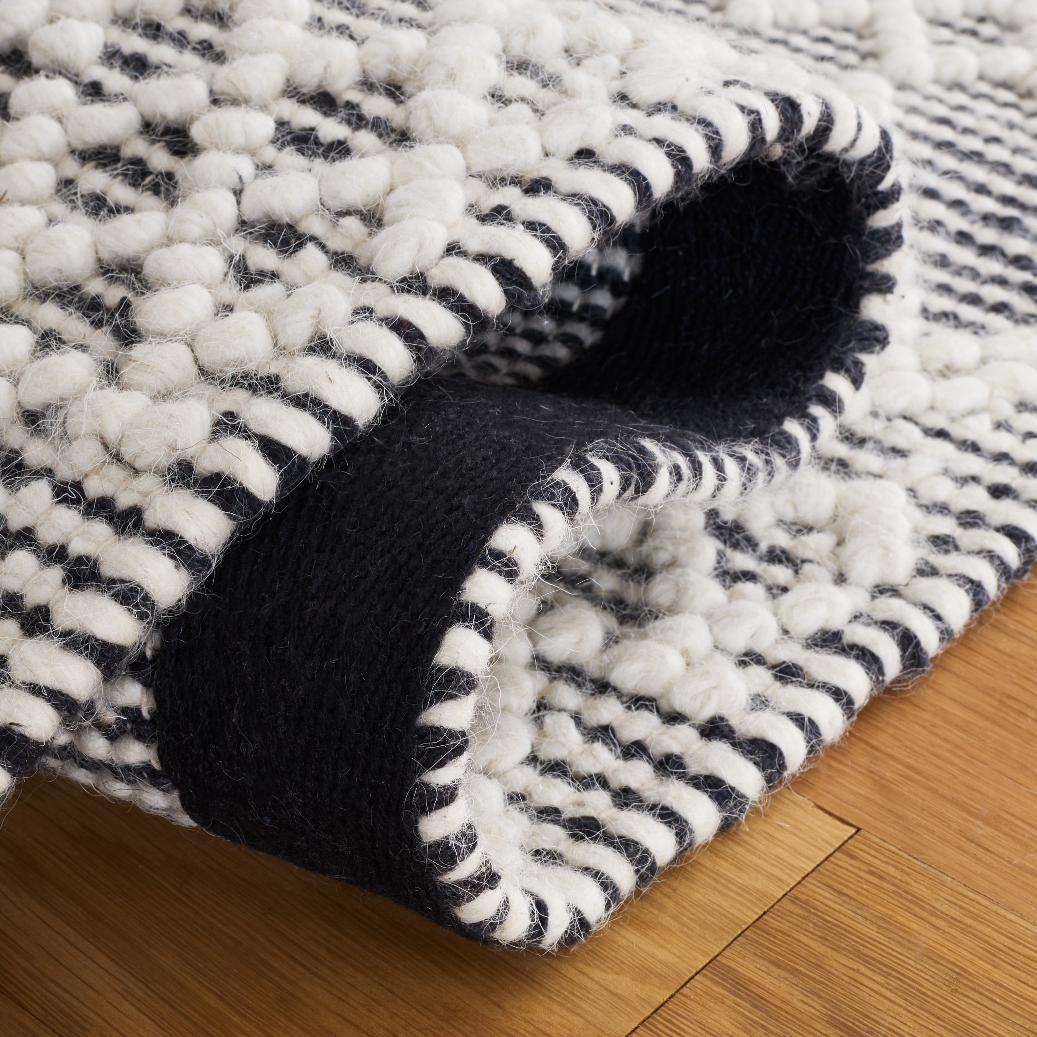 SAFAVIEH Natura Maralyn Southwestern Area Rug, Ivory/Black, 5' x 8'