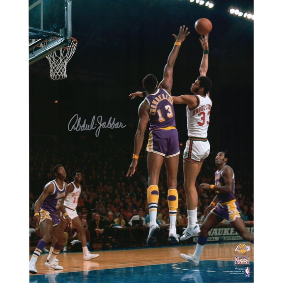 Kareem Abdul-Jabbar Milwaukee Bucks Autographed 16" x 20" Sky Hook Photograph - Fanatics Authentic Certified