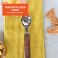 thumbnail image 4 of Cuchara para helado Imusa con mango con aspecto de madera, 4 of 8