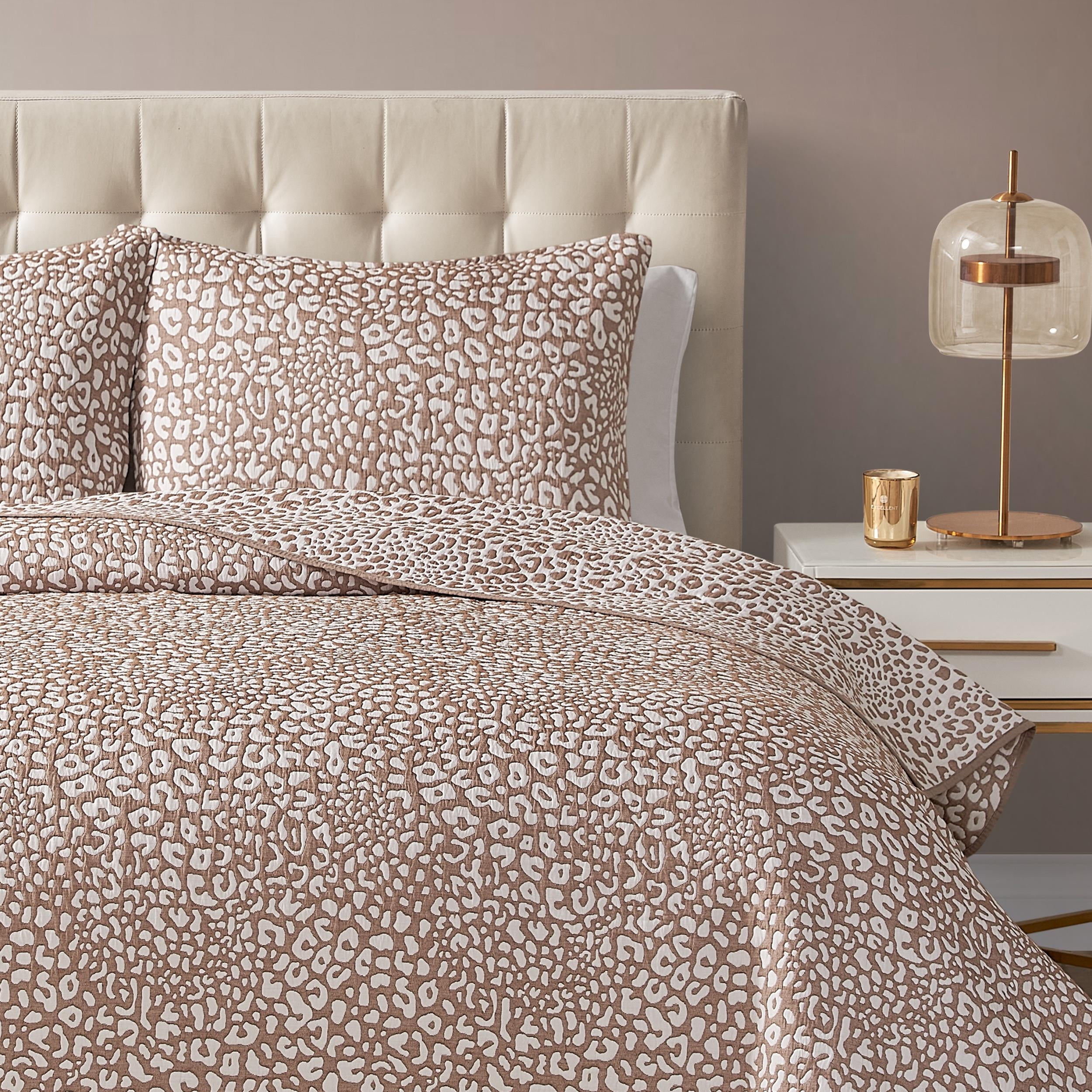 DESIGN STUDIO Leopard Cocoa 3-Piece All-Season Soft Woven Matelasse Jacquard Reversible Cotton Blend Quilt Set - King