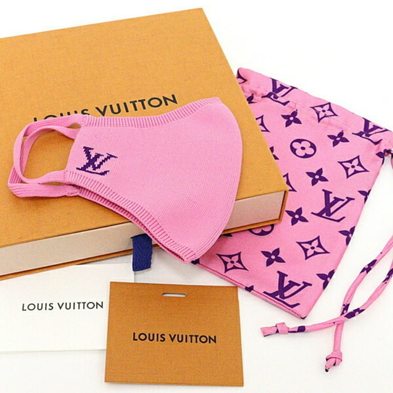Louis Vuitton ロゴ入りマスクとポーチ