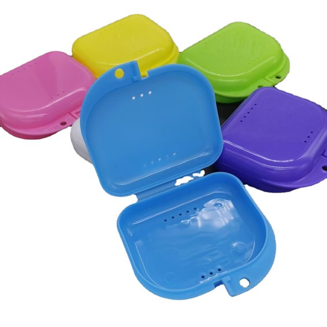 Retainer Case Denture Storage Box Case Oral Protective Case with Air hole Dry and Breathable Easy to Carry Random Color six