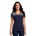 thumbnail image 1 of Camiseta con cuello en V District® Juniors Varsity. DT264 Azul marino verdadero/ Níquel jaspeado S Distrito DT264, 1 of 1