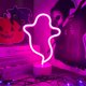 thumbnail image 1 of Letrero de neón con forma de fantasma de Halloween con base, letrero de luz LED, lámpara con forma de pila o alimentado por USB para fiestas, bares o decoración de habitaciones (rosa), 1 of 9