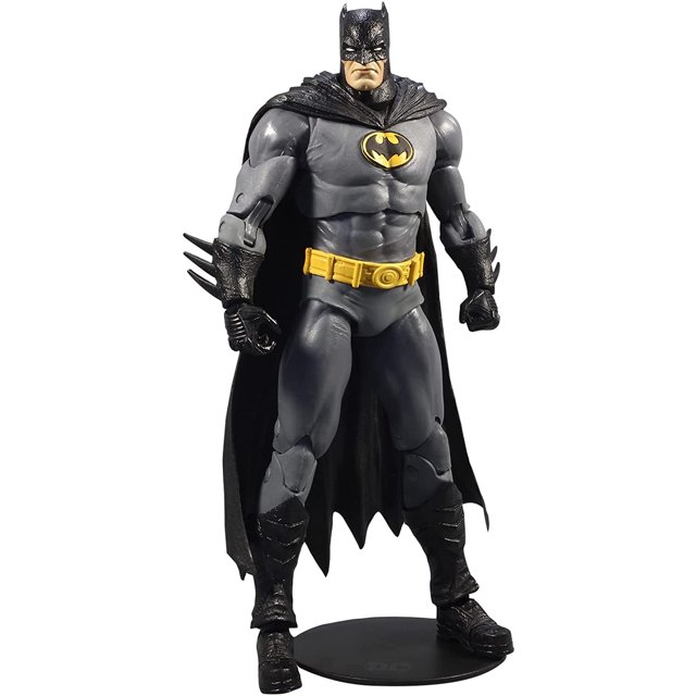mcfarlane toys dc multiverse batman de batman: three jokers mcfarlane toys mcfarlane toys Vista frontal 3/4 de figura de acción Batman con capa negra, traje gris y negro, logo amarillo en el pecho, cinturón utilitario amarillo, guantes con púas, botas articuladas y base circular sobre fondo claro. También sirve como pieza de exhibición para coleccionistas.