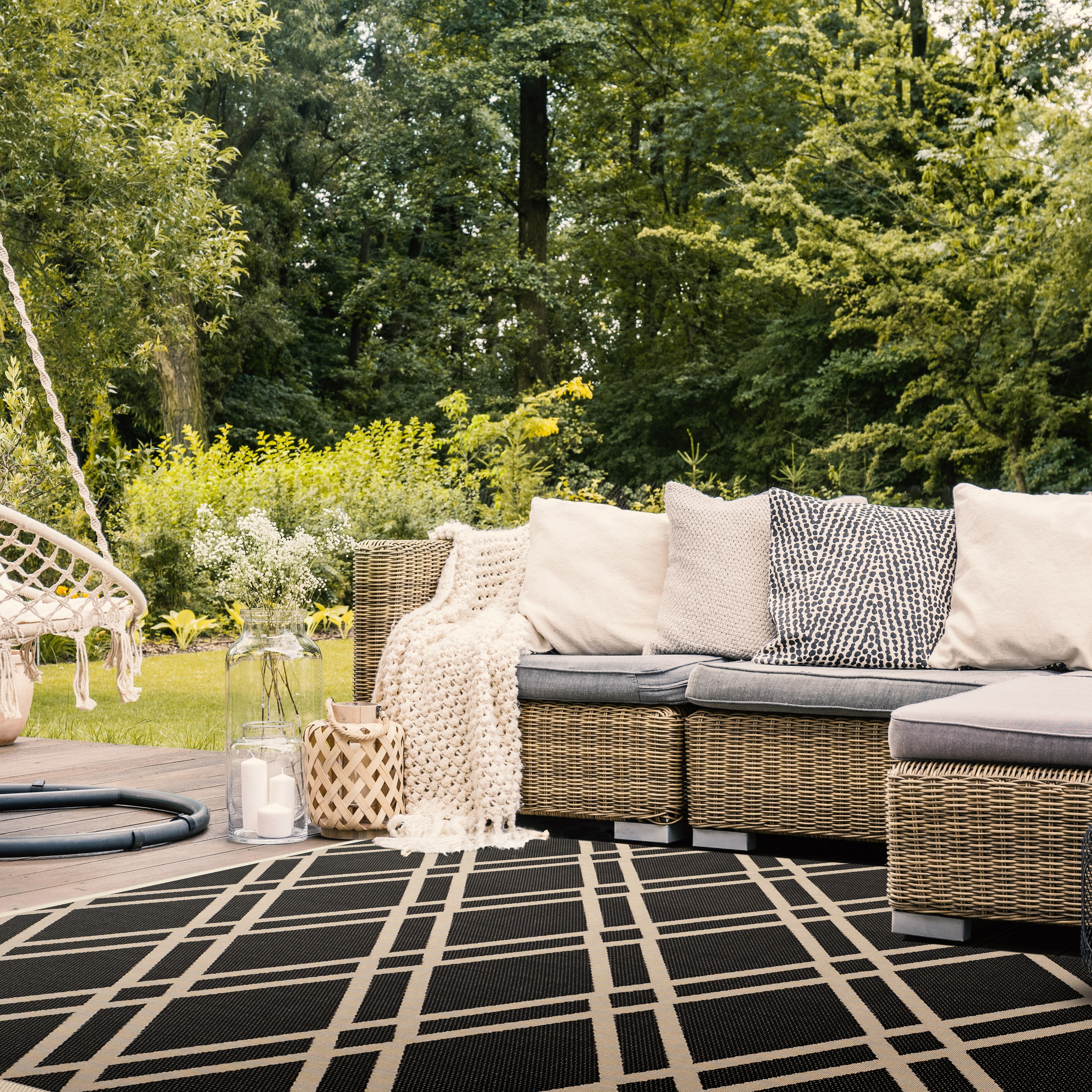 Safavieh Courtyard Jasper Geometric Indoor/Outdoor Area Rug, Black/Beige, 4' x 5'7"