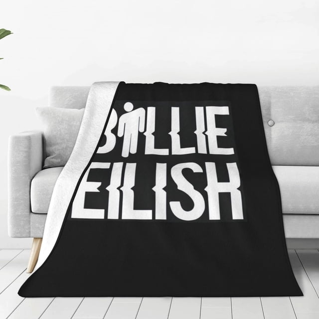 manta de forro polar de billie eilish, súper suave y acogedora, ligera, de franela, cómoda y cálida: manta negra con letras blancas grandes 'BILLIE EILISH', vista frontal centrada sobre sofá gris; borde volteado muestra forro polar blanco y textura de microfibra, tamaño apto para sofá y cama.