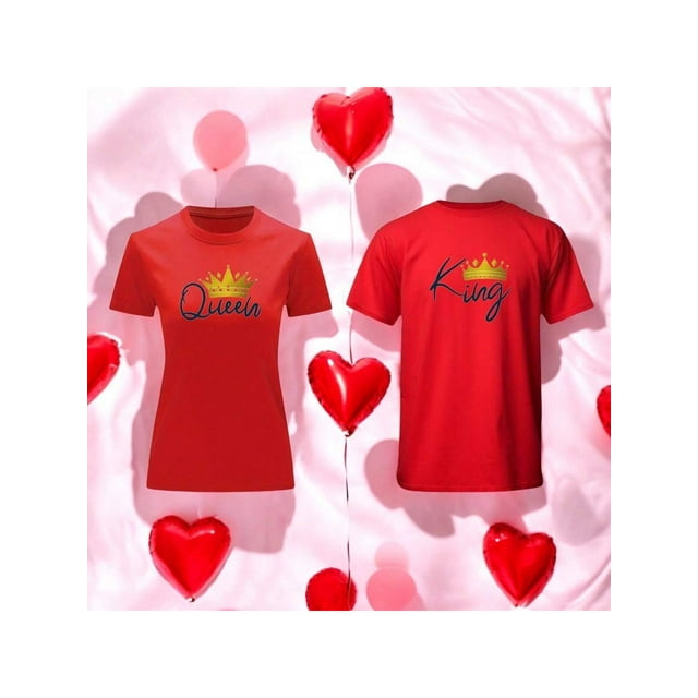 playera en duo para parejas de queen y king 14 de febrero san valentin color rojo talla grande marca emil saes — dos camisetas rojas: vista frontal entallada con texto “Queen” en azul y corona dorada al frente, y vista posterior recta con texto “King” en azul y corona dorada en la parte alta de la espalda; tela suave, ligera, transpirable y con estiramiento medio; fondo con globos en forma de corazón que refuerzan el tema San Valentín; también adecuada para sesiones fotográficas temáticas de pareja.