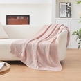 thumbnail image 3 of Manta Coze Cube, color rosa a cuadros, 127 x 152 cm, tejido acogedor, 3 of 9