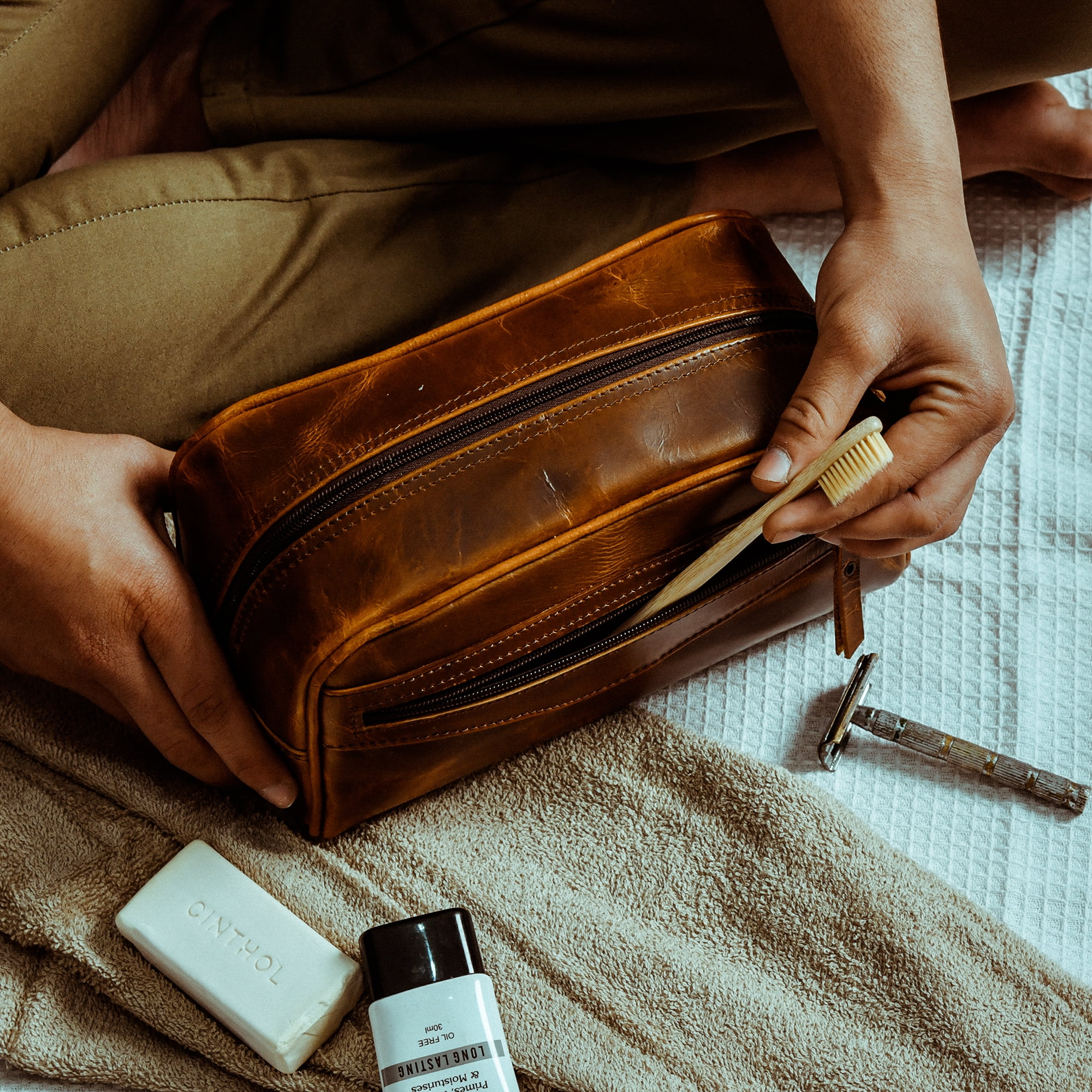 Jajmo Legacy Leather Men's Wash Bag in Bourbon Brown - Travel  Toiletry/Shaving Bag with Water Resistant Buffalo Leather – TweezerCo