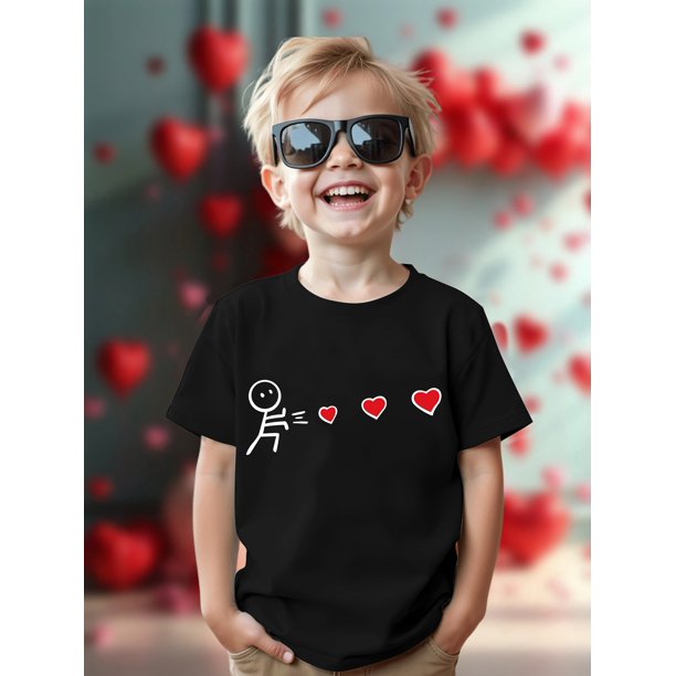 New Spring And Summer Casual Loose Fashion T-Shirt for Boys, Perfect for Valentine'S Day, Featuring a Trendy Cartoon Design with a Heart And Stick Figure, Ideal for Everyday Wear.