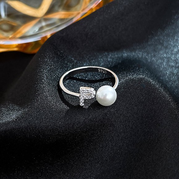 Anillo de plata con diamantes y perlas sintéticas, diseño de nicho para mujer, anillo de 26 letras, anillo de personalidad simple