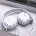 thumbnail image 1 of Auriculares Sony NY Over Ear Stereo Extra Bass con micrófono, color blanco, 1 of 3