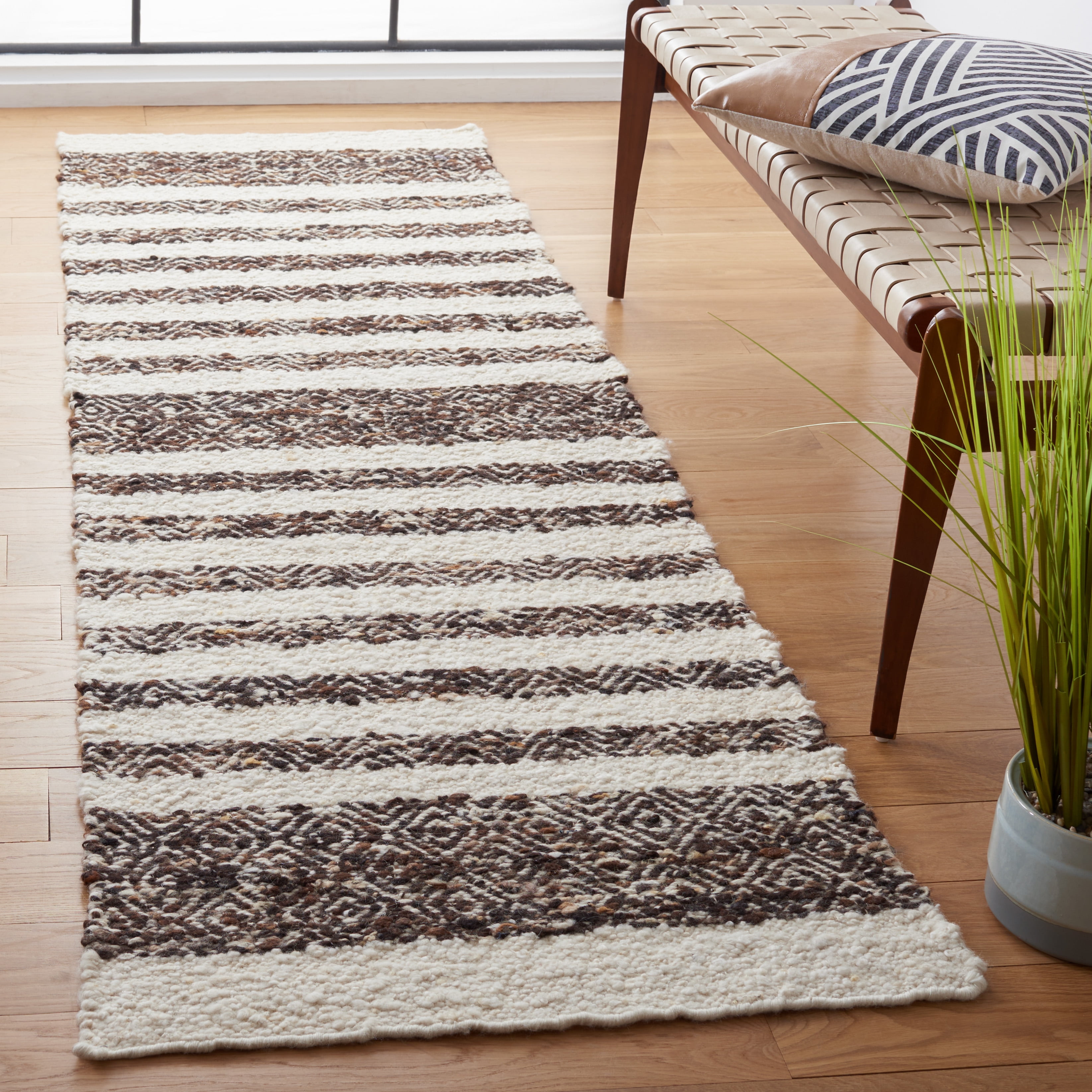 SAFAVIEH Natura SHASTA Geometric Striped Runner Rug, Black/Ivory, 2'3" x 8'