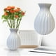 thumbnail image 1 of Jarrón moderno de plástico blanco | Jarrón de 17 cm de alto para flores frescas y artificiales | Decoración minimalista para el salón y centro de mesa, 1 of 5