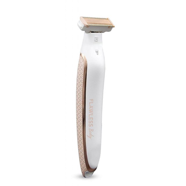 flawless body rechargeable ladies shaver and trimmer, white/rose gold Rasuradora recargable Flawless Body en blanco con acentos rosados dorados; vista 3/4 frontal del mango ergonómico con panel texturizado rosa dorado, cabezal rectangular con lámina y recortador, botón visible y borde metálico. Diseñada para precisión en bikini y axilas; sin cable para viaje y adecuada para detalle y acabado.