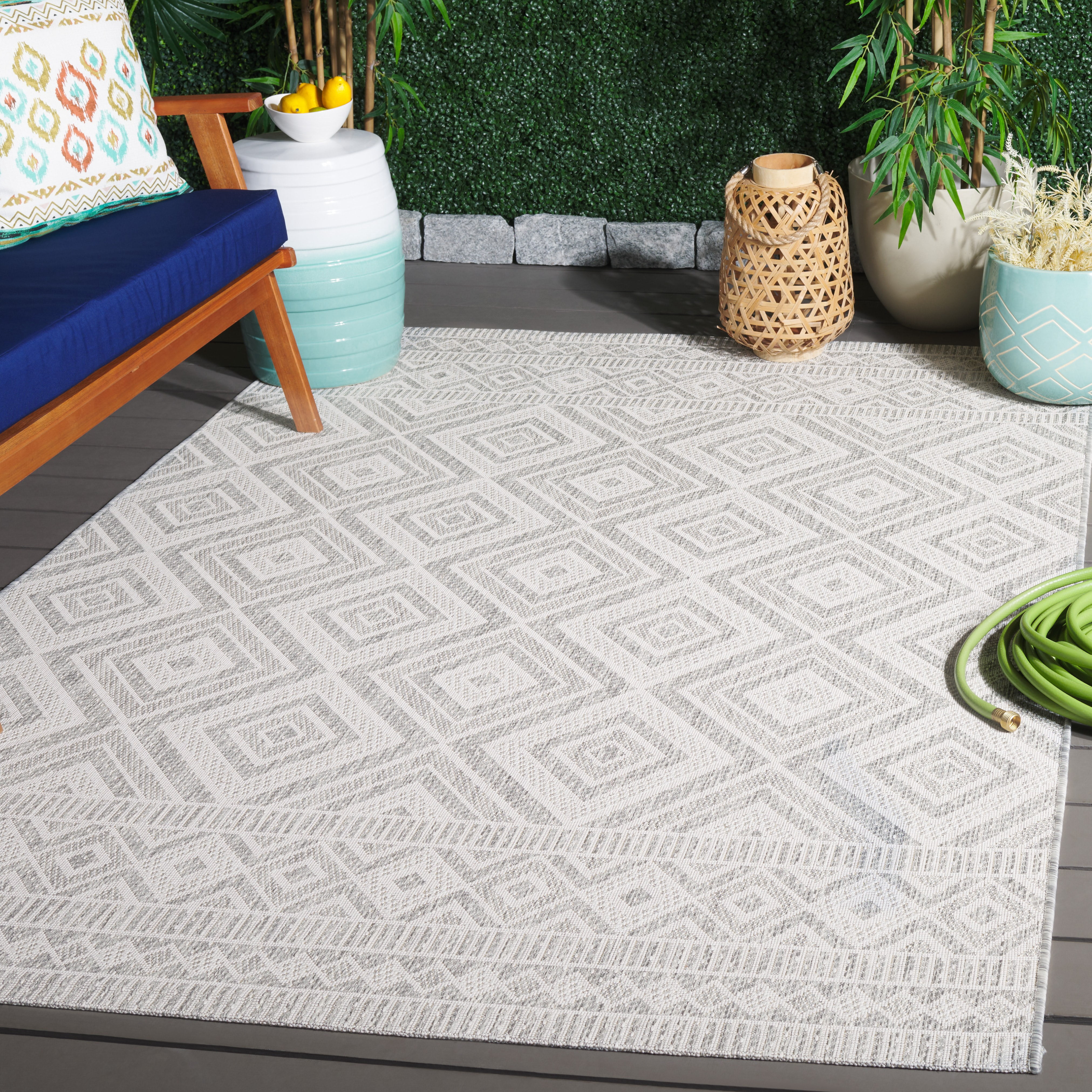 Safavieh Courtyard Wyatt Geometric Indoor/Outdoor Area Rug, Ivory/Light Gray, 5'3" x 7'7"