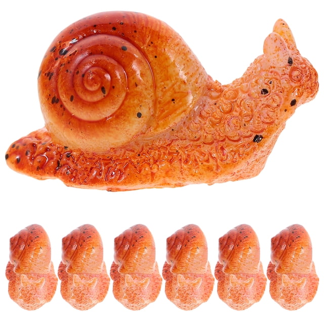 7 piezas de mini figuras de caracol adornos de caracol en miniatura pequeños caracoles de resina decoraciones bonsai decoraciones falsas de caracol — Siete mini caracoles de resina en tonos marrón claro/naranja; una figura en primer plano en vista lateral muestra concha en espiral y cuerpo texturizado; cada pieza mide aproximadamente 2.6x1.4x1.2 cm, adecuada para micro paisajismo, decoración de escritorio o bonsái.