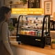 thumbnail image 2 of Vitrina Refrigerada de Mostrador Rhino, 76 L, Iluminación LED, Control de Temperatura 0–10 °C, Puertas de Vidrio, 2 Parrillas Ajustables, Refrigerante R290, Uso Comercial, VIREMO-100, 2 of 10